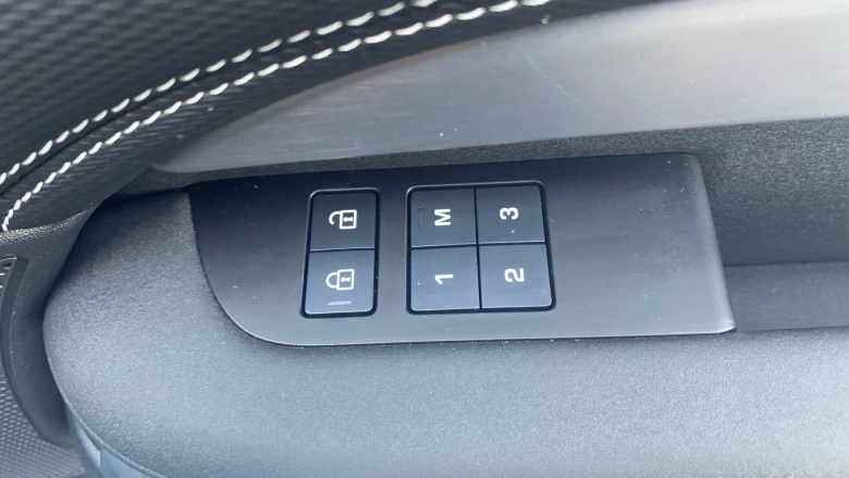 Land Rover Discovery 3.0 D300 Dynamic SE 5dr Auto Diesel Station Wagon